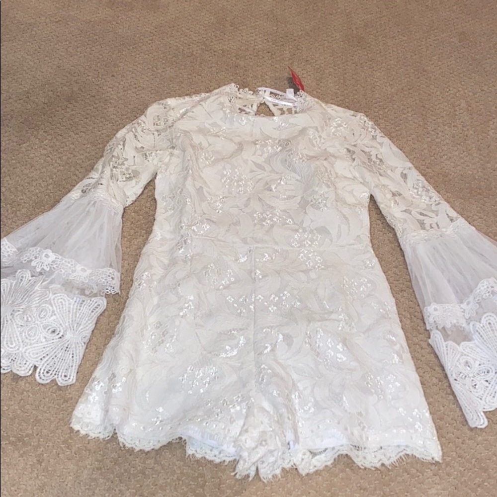 White shirts romper with bell sleeves lace